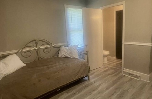 Hamilton House | Nauvoo Area Arts & Crafts Home Sleeps 18