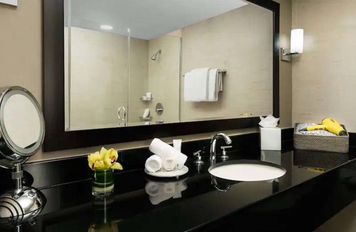 Rosslyn Hotel | Near DC Monuments | Fitness Center + On-Site Dining