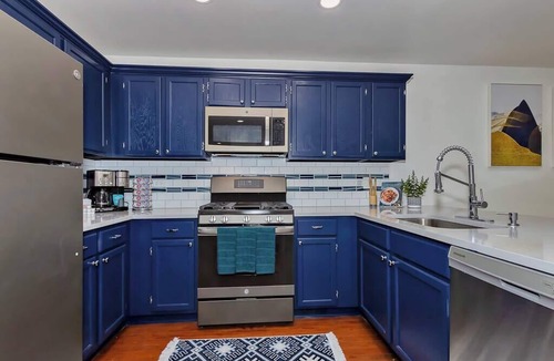 Round Lake Beach House | Near Naval Base! Ranch w Pool Table, Arcade, Netflix!
