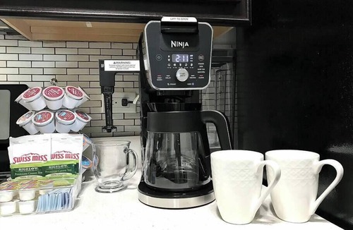 Mundelein House | Near Naval Base! Stylish Getaway w Netflix, Games, WiFi