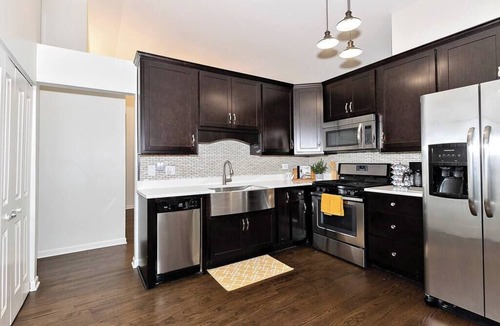 Mundelein House | Near Naval Base! Stylish Getaway w Netflix, Games, WiFi