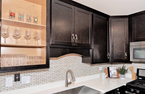 Mundelein House | Near Naval Base! Stylish Getaway w Netflix, Games, WiFi