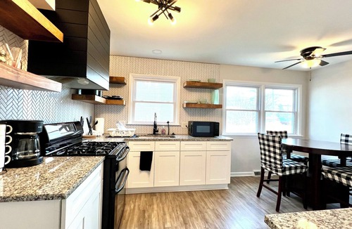 DeKalb House | NEAR NIU & Downtown Dekalb! Sleeps 12, Wet Bar, Foosball, & PET-FRIENDLY!