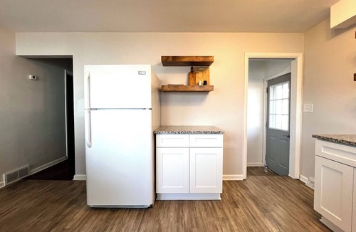 DeKalb House | NEAR NIU & Downtown Dekalb! Sleeps 12, Wet Bar, Foosball, & PET-FRIENDLY!
