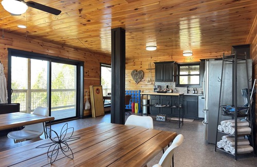 Rogers Cabin | Nerf Blasters | Arcades | Hot Tub | King Beds