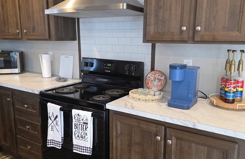 Goreville House | New 3 bd 2 bath Lake of Egypt. Sleeps 6. Pet friendly. Room to park boat and RV.