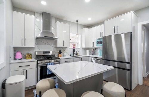 North Mayfair House | New! Beautiful 7BD Home - Sleeps 15 + 2 Car Garage
