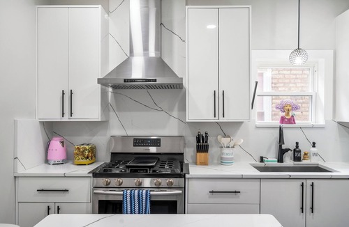 North Mayfair House | New! Beautiful 7BD Home - Sleeps 15 + 2 Car Garage