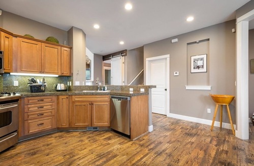Southern Crossing House | New! Bend River District Stay | Hot Tub | Walk to Dining & Trails