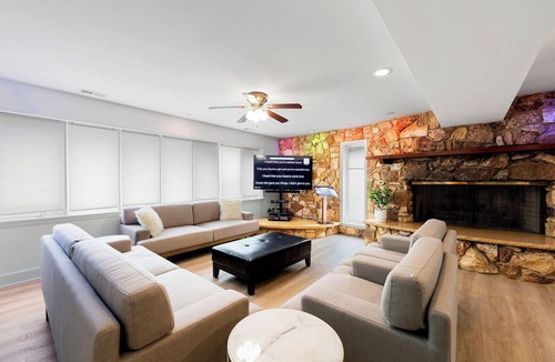 Bensenville House | New! Bensenville Hidden Haven - Pool/Arcade/Sauna