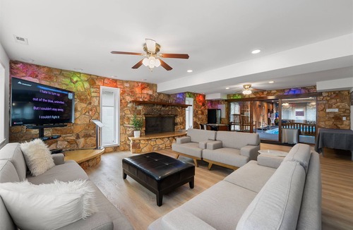 Bensenville House | New! Bensenville Hidden Haven - Pool/Arcade/Sauna