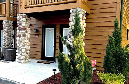 Utica House | NEW ! COZY , RUSTIC 2-bedroom townhome Near STARVED ROCK !