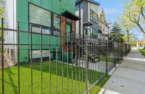 Woodlawn Apartment | NEW Eco Stay by UChicago, Lakefront & Hyde Park!