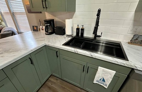 Arnolds Park House | New Kitchen,FirePit,FamFriendly,Sleeps10:LakeLux