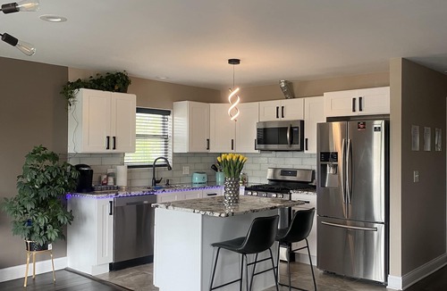 Burbank Apartment | New&Modern Apartment only 4 miles away from Midway Airport.