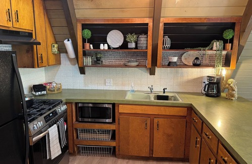 Jonesboro Cabin | NEW property! Lakeside covered hot tub, A-frame 3 King Beds, Shawnee Forest