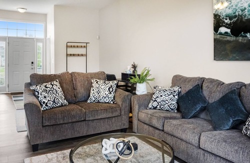 Fox Valley House | NEW Spacious and Comfy Duplex - 55" & 50" Smart TVs, Workspace, Cul-de-sac