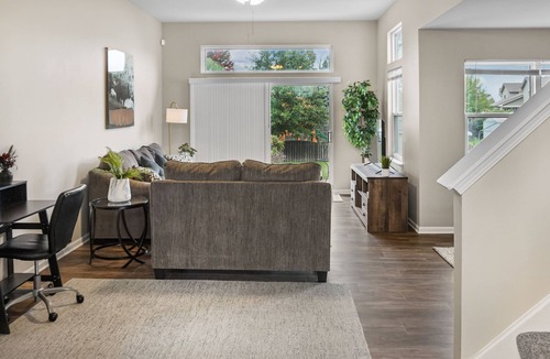 Fox Valley House | NEW Spacious and Comfy Duplex - 55" & 50" Smart TVs, Workspace, Cul-de-sac