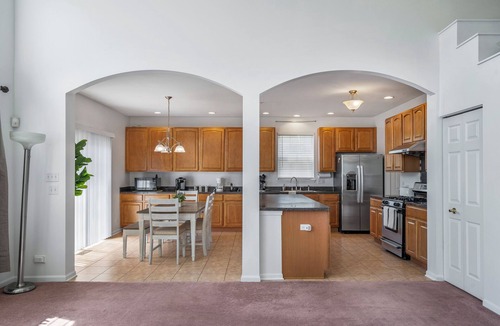 Hoffman Estates House | New! Spacious Home 6BD/3BTH - Sleeps 16! in Hoffman Estates!