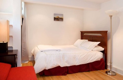 Mount Pleasant Apartment | New studio/carriage house w/parking