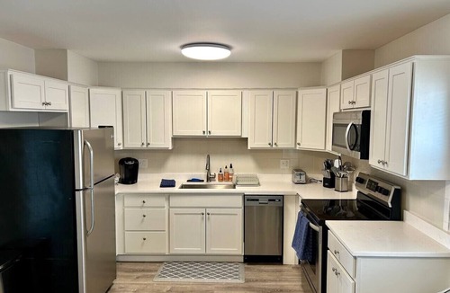 Libertyville Apartment | New updated Apt 1/2 Mile to Downtown Libertyville!
