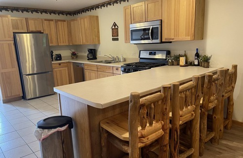 Oglesby Villa | Newer Rustic WiFi Villa by Starved Rock sleeps 8 A guest 5 star favorite