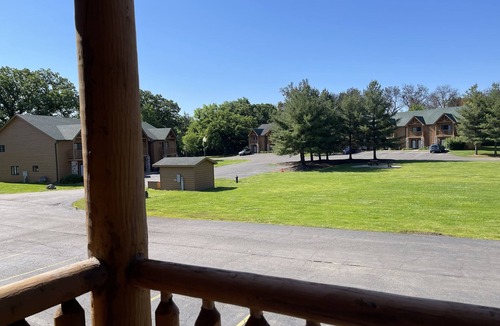 Oglesby Villa | Newer Rustic WiFi Villa by Starved Rock sleeps 8 A guest 5 star favorite