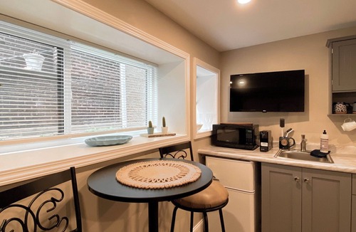 Oak Park Apartment | Newly Built, Bright Garden Studio in Oak Park.