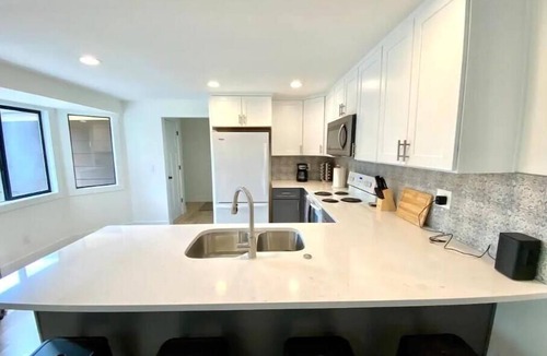 Fairwood House | Newly remodeled bright and airy 6 bedroom home
