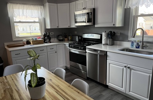 Ottawa House | Newly Remodeled Bungalow near Starved Rock