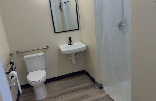 Mattoon Hotel | Newly Remodelled! A6 - Deluxe King Room
