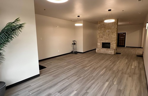 Mattoon Hotel | Newly Remodelled! A6 - Deluxe King Room