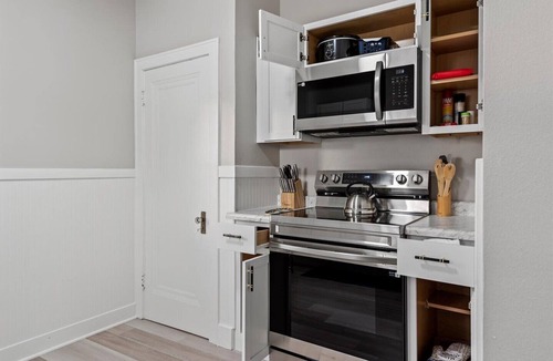 Springfield House | Newly-renovated 2-bedroom House with a Luxurious Massage Chair