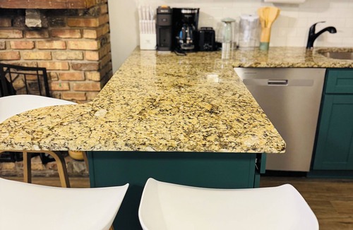 Sheffield and DePaul Apartment | Newly Renovated 2BR Unit Near DePaul University