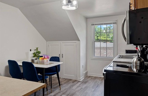 Springfield Apartment | Newly Renovated Cozy 2-bedroom1-bath with a Luxurious Massage Chair