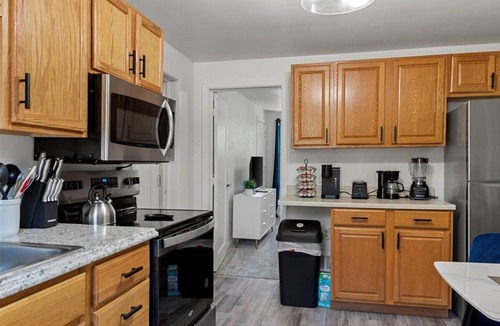 Springfield Apartment | Newly Renovated Cozy 2-bedroom1-bath with a Luxurious Massage Chair