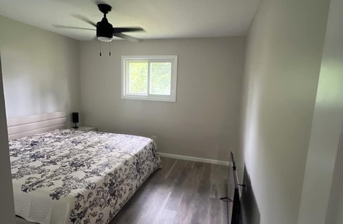 Bolingbrook House | Newly Renovated Modern Bolingbrook Retreat