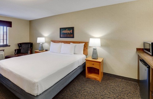 Moline Hotel | Next Mississippi River, Deluxe King Suite, Stoney Creek Quad Cities