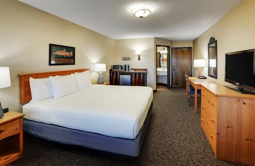 Moline Hotel | Next Mississippi River, Deluxe King Suite, Stoney Creek Quad Cities