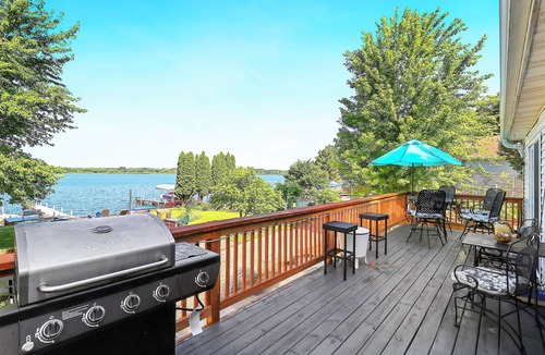 Fox Lake House | Nippersink Lakehouse - Private Pier, Jet Ski ramp and Pet Friendly!