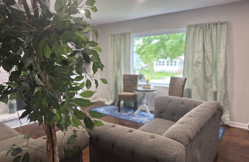 DeKalb House | NIU Coporate and Business Travel Long Term Stays Welcome! 4 BD 3 BA