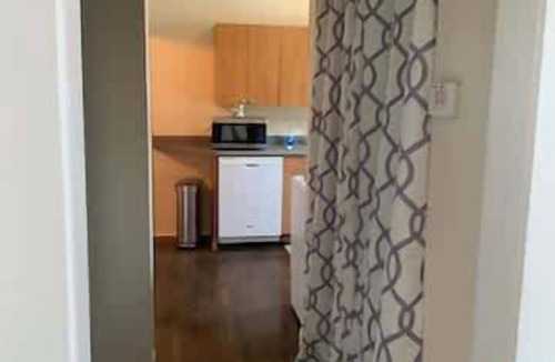 Edgewater Beach Apartment | North Chicago Spacious Home