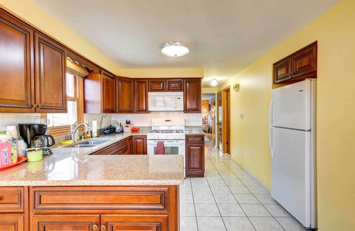 Oak Lawn Apartment | Oak Lawn Apartment ~ 2 Mi to Ford City Mall!