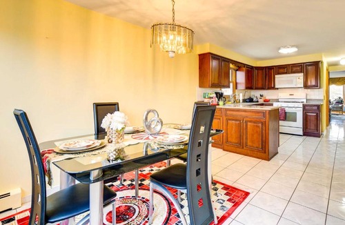Oak Lawn Apartment | Oak Lawn Apartment about 2 Mi to Ford City Mall!