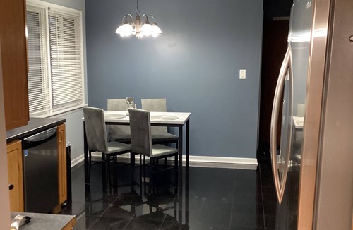 Oak Lawn Condo | Oak Lawn big 2nd floor Condo for 8 ppl 3 bedroom 2 bath Sofa bed Garage Parking.