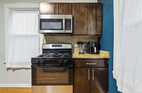 Oak Park House | Oak Park 5bd 2bth sleeps 11 with 3 private parking