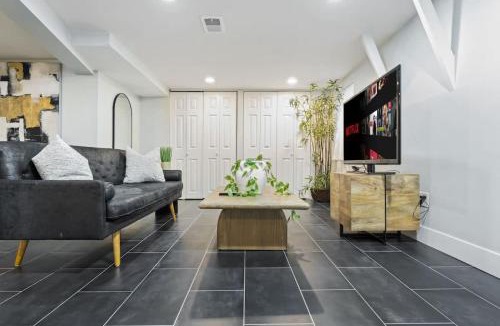 Oak Park House | Oak Park 5bd 2bth sleeps 11 with 3 private parking