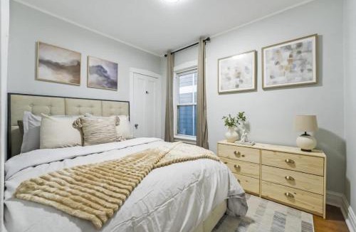 Oak Park House | Oak Park 5bd 2bth sleeps 11 with 3 private parking