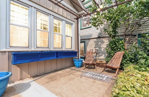 Oak Park House | Oak Park IL · Charming Retro 2BR Cottage/Train/Laundry/FREE PKG