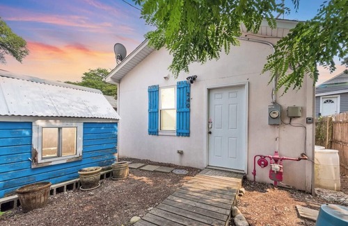 Oak Park House | Oak Park IL · Charming Retro 2BR Cottage/Train/Laundry/FREE PKG